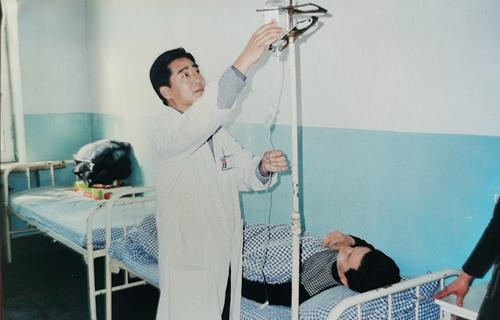 我心向党 | 提灯洒爱近40载，他在前行中坚守初心